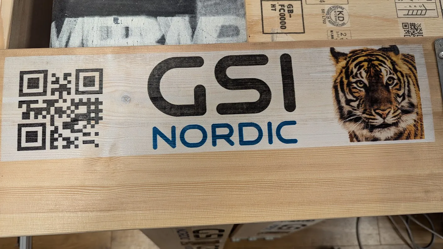 Pallkrage med QR-kod, GSI Nordic-logotyp och tigermotiv i CMYK