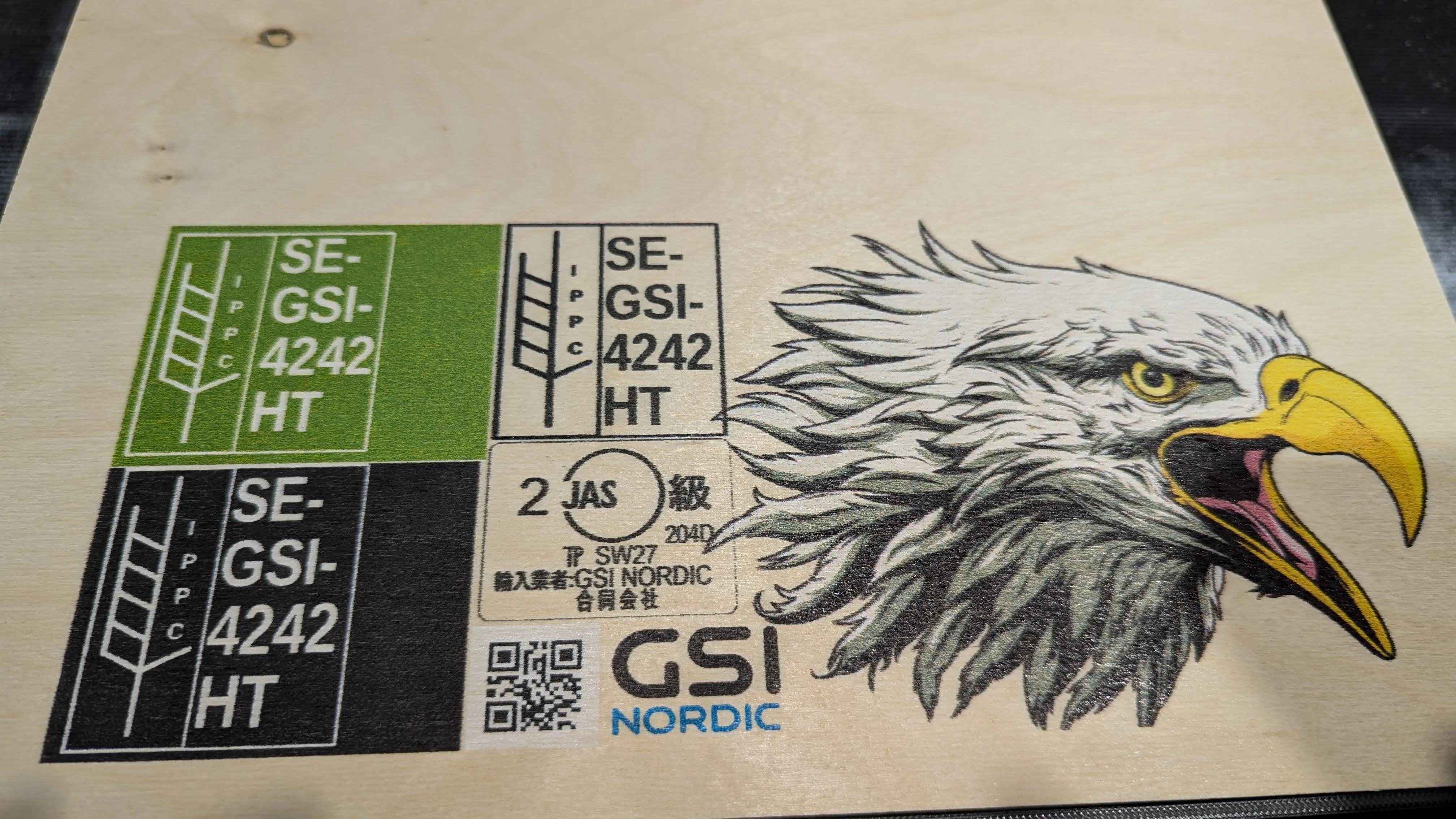 Plywood med ISPM 15/IPPC-stämplar, JAS-stämpel och örnmotiv i färg