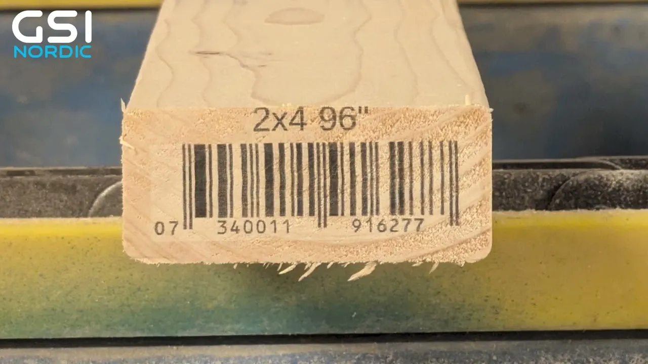 Streckkod och dimensionen 2x4 96 tryckta på ändträt av en regel